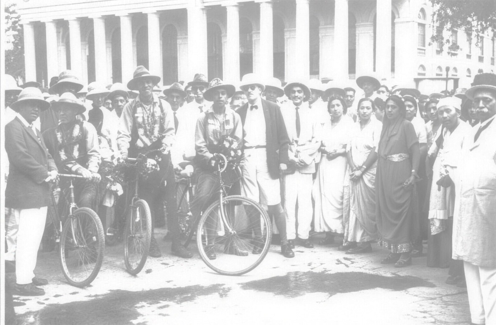 A crowd receiving the three cyclists at Dadar, Bombay, on their return on 18 March 1928, the riders with their bicycles among well-wishers