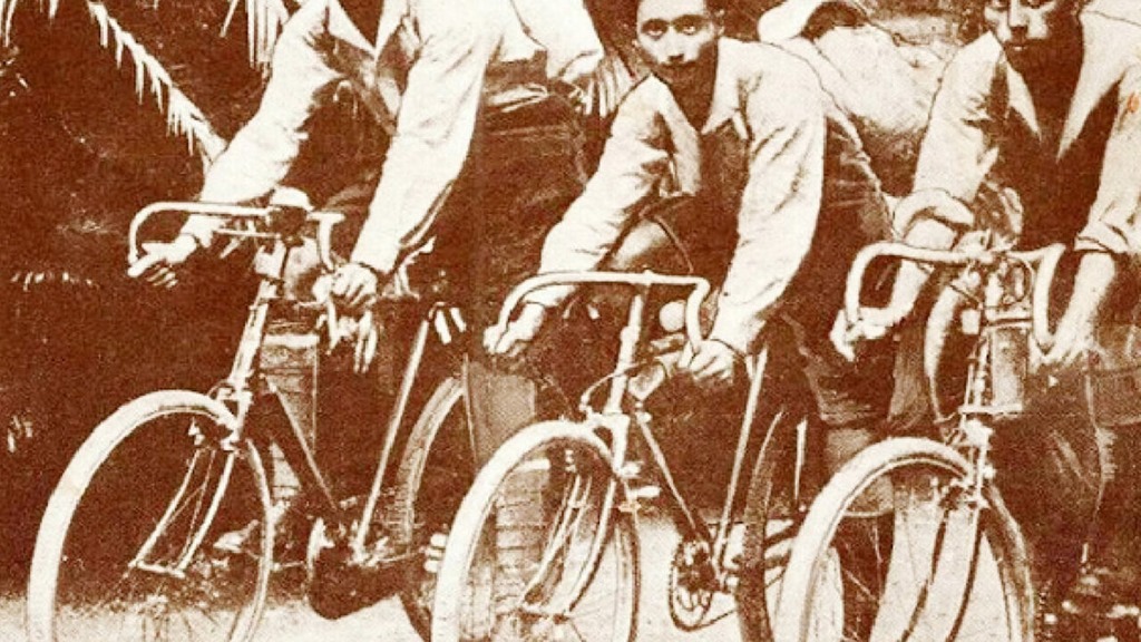 The riders setting out from Bombay at the start of the journey in 1923